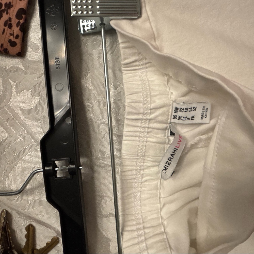 Isaac Mizrahi Cream Capris with Elastic Waist